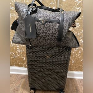 LIMITED EDITION MICHAEL KORS JAMES BOND 007 WEEKEND TRAVEL SET